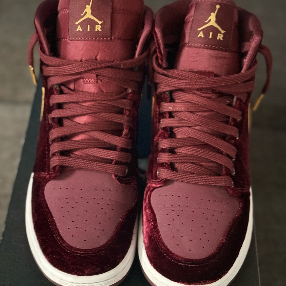 AIR JORDAN 1 - HEIRESS 
MAROON GOLD